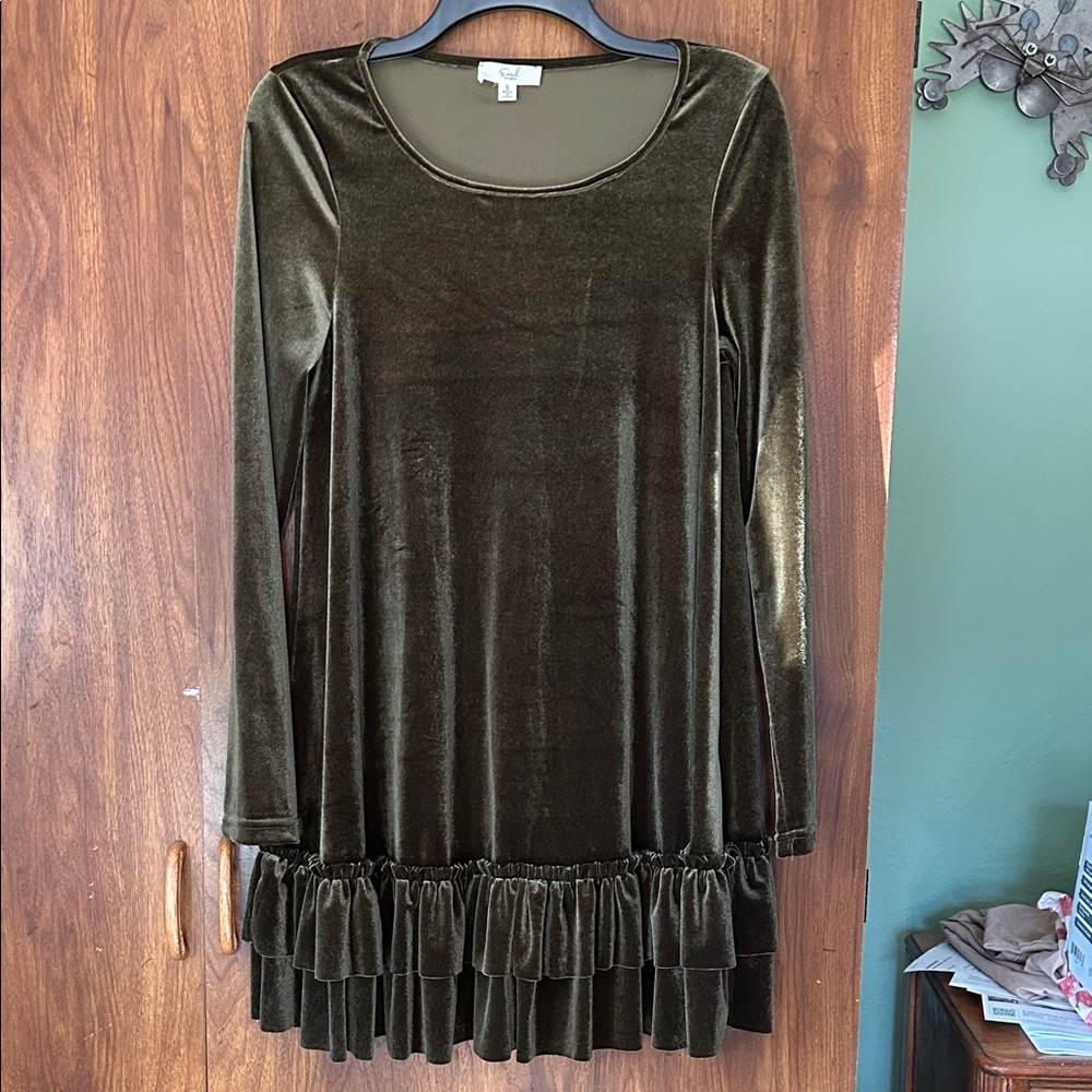 Like New Easel Olive Green Top